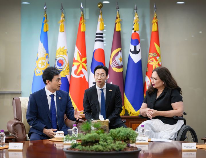 [서울=뉴시스]안규백 국방부 장관이 18일 서울 용산 국방부에서 태미 덕워스 미국 상원의원과 만난 모습. (사진=국방부 제공) 2025.08.18. *재판매 및 DB 금지