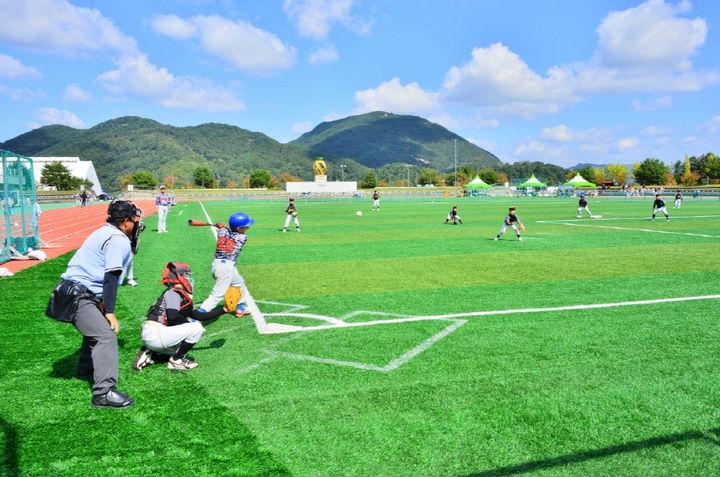 [순창=뉴시스] '제9회 순창강천산배 전국 유소년 야구대회'가 펼쳐지고 있는 순창 팔덕다용도 구장. *재판매 및 DB 금지