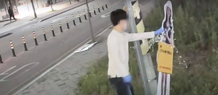 전주 도로변에 세워진 이윤희 씨 등신대