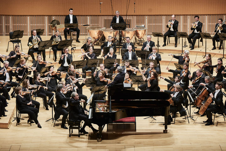 [서울=뉴시스] 피아니스트 예핌 브론프만 연주 모습. (사진=롯데문화재단 제공) 2025.08.18. photo@newsis.com *재판매 및 DB 금지