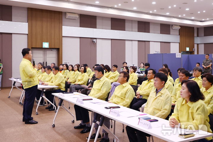 [의왕=뉴시스] 을지연습 현장을 찾은 김성제 시장이 직원들에게 격려의 말을 하고 있다. (사진=의왕시 제공).2025.08.18. photo@newsis.com