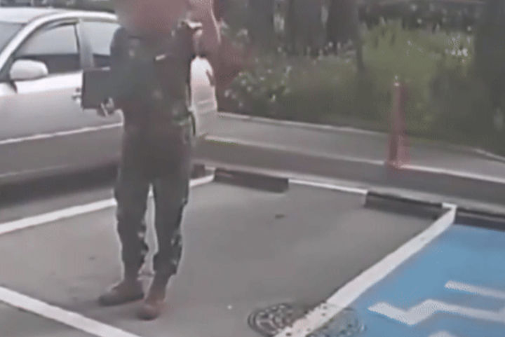 [뉴시스] 군복 차림의 남성이 주차가 어렵다는 듯 손을 흔들고 있다. (영상=SNS 갈무리) *재판매 및 DB 금지 *재판매 및 DB 금지