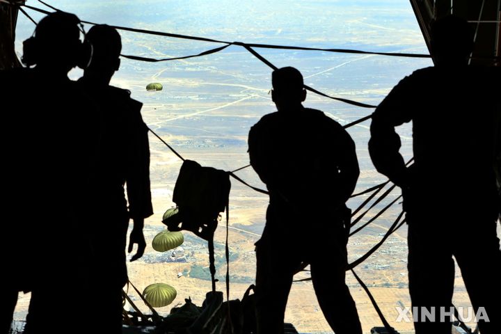 [가자지구=신화/뉴시스]지난 8월17일(현지 시간) 요르단 공군 수송기가 가자지구 상공에서 팔레스타인 주민들에게 전달한 구호물자를 공중 투하하고 있다. 2025.09.01.