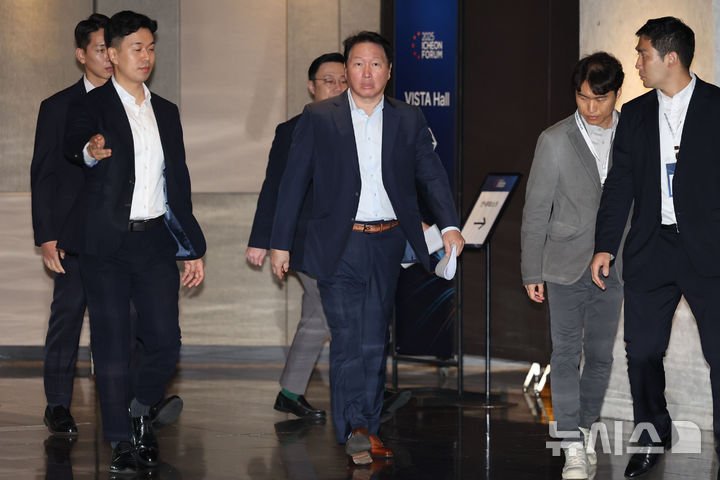 [서울=뉴시스] 권창회 기자 = 최태원 SK그룹 회장이 18일 오전 서울 광진구 워커힐호텔에서 열린 2025이천포럼에 참석하고 있다. 2025.08.18. kch0523@newsis.com