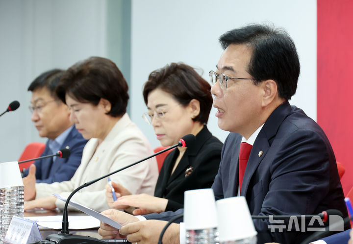 [서울=뉴시스] 고승민 기자 = 송언석 국민의힘 비상대책위원장이 18일 서울 여의도 당사에서 열린 비상대책위원회의에서 발언하고 있다. 2025.08.18. kkssmm99@newsis.com