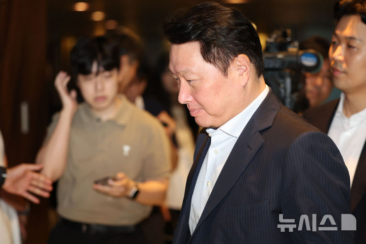 [서울=뉴시스] 권창회 기자 = 최태원 SK그룹 회장이 18일 오전 서울 광진구 워커힐호텔에서 열린 2025이천포럼에 참석하고 있다. 2025.08.18. kch0523@newsis.com