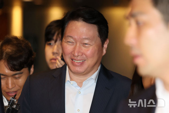 [서울=뉴시스] 권창회 기자 = 최태원 SK그룹 회장이 18일 오전 서울 광진구 워커힐호텔에서 열린 2025이천포럼에 참석하고 있다. 2025.08.18. kch0523@newsis.com