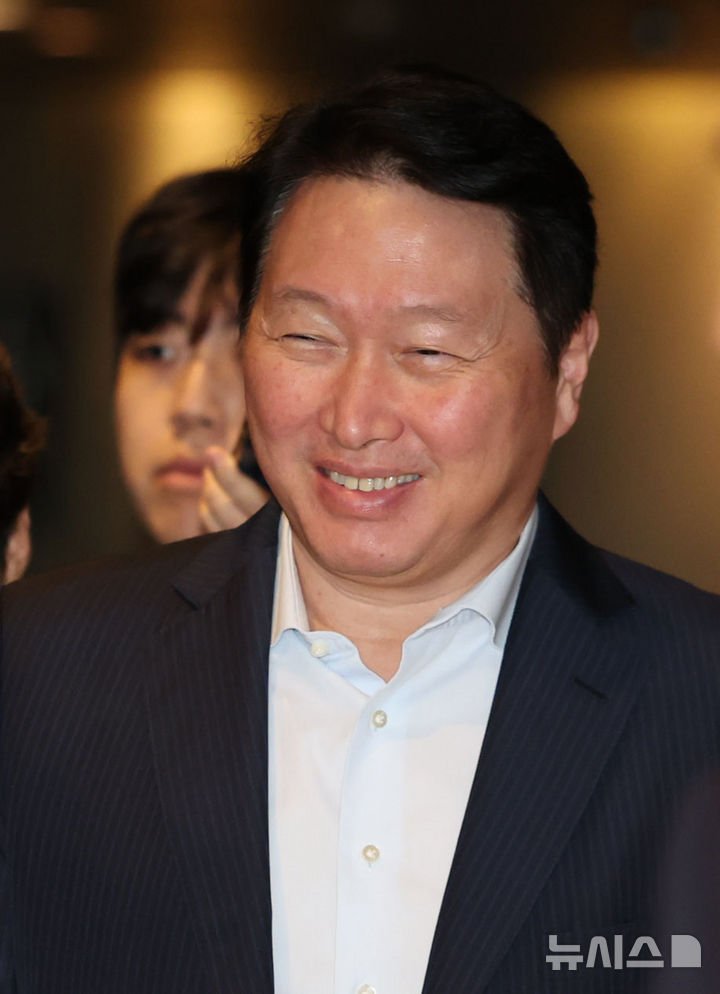 [서울=뉴시스] 권창회 기자 = 최태원 SK그룹 회장이 18일 오전 서울 광진구 워커힐호텔에서 열린 2025이천포럼에 참석하고 있다. 2025.08.18. kch0523@newsis.com