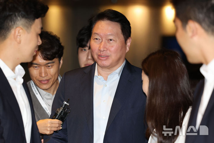 [서울=뉴시스] 권창회 기자 = 최태원 SK그룹 회장이 18일 오전 서울 광진구 워커힐호텔에서 열린 2025이천포럼에 참석하고 있다. 2025.08.18. kch0523@newsis.com