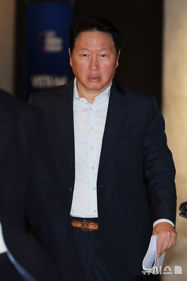 [서울=뉴시스] 권창회 기자 = 최태원 SK그룹 회장이 18일 오전 서울 광진구 워커힐호텔에서 열린 2025이천포럼에 참석하고 있다. 2025.08.18. kch0523@newsis.com