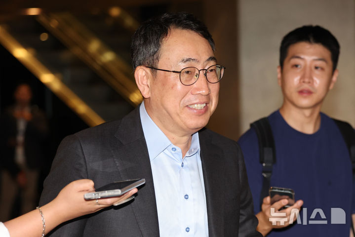 [서울=뉴시스] 권창회 기자 = 유영상 SK텔레콤 대표가 지난 18일 오전 서울 광진구 워커힐호텔에서 열린 2025이천포럼에 참석하고 있다. 2025.08.18. kch0523@newsis.com