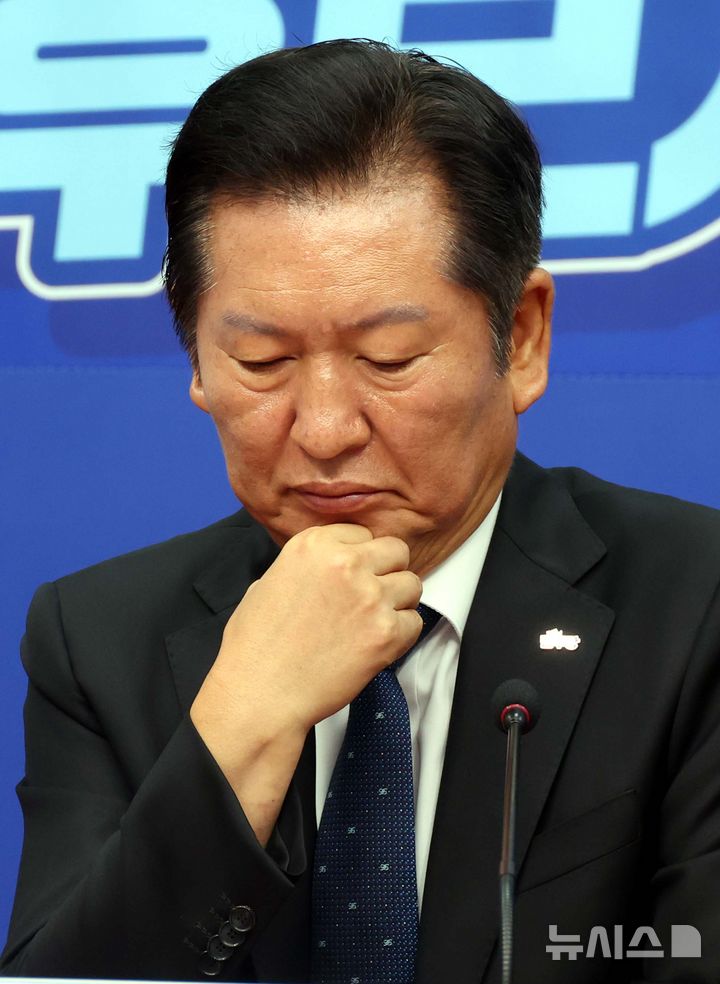 [서울=뉴시스] 조성봉 기자 = 정청래 더불어민주당 대표가 지난 18일 오전 서울 여의도 국회에서 열린 최고위원회의에서 잠시 생각에 잠겨 있다. 2025.08.18. suncho21@newsis.com