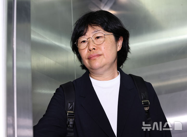 [서울=뉴시스] 최진석 기자 = 유재은 전 국방부 법무관리관이 18일 서울 서초구 순직해병 특검팀(이명현 특별검사) 사무실에 피의자 신분으로 소환되어 출석하고 있다. 2025.08.18. myjs@newsis.com