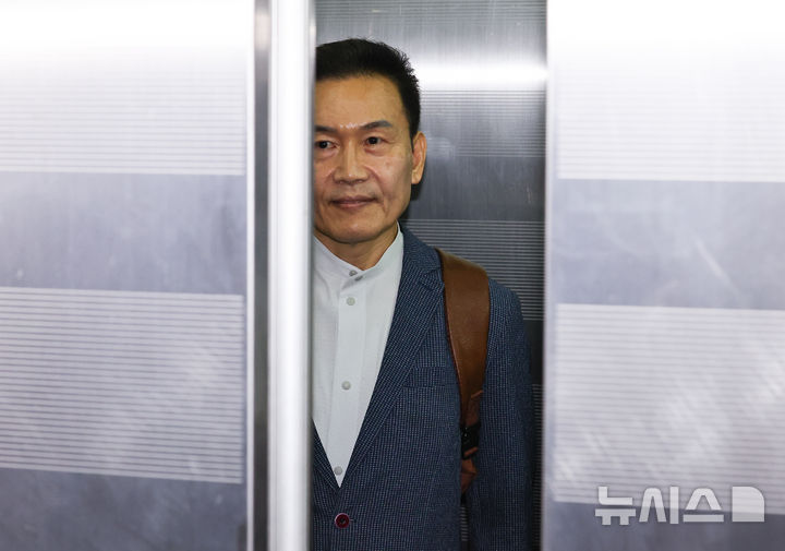 [서울=뉴시스] 최진석 기자 = 멋쟁이해병단톡방 멤버인 대통령경호처 출신 송호종 씨가 18일 서울 서초구 순직해병 특검팀(이명현 특별검사) 사무실에 참고인으로 출석하고 있다. 2025.08.18. myjs@newsis.com