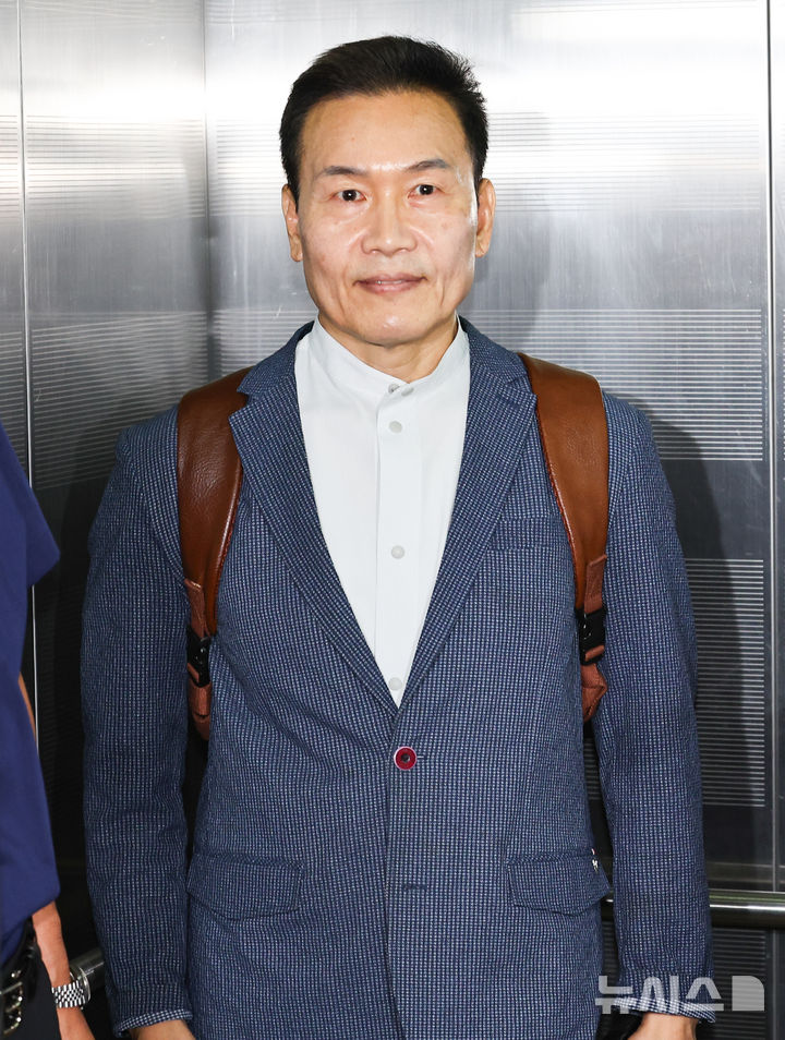 [서울=뉴시스] 최진석 기자 = 멋쟁이해병단톡방 멤버인 대통령경호처 출신 송호종 씨가 18일 서울 서초구 순직해병 특검팀(이명현 특별검사) 사무실에 참고인으로 출석하고 있다. 2025.08.18. myjs@newsis.com