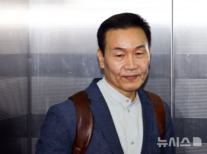 [서울=뉴시스] 최진석 기자 = 멋쟁이해병단톡방 멤버인 대통령경호처 출신 송호종 씨가 18일 서울 서초구 순직해병 특검팀(이명현 특별검사) 사무실에 참고인으로 출석하고 있다. 2025.08.18. myjs@newsis.com