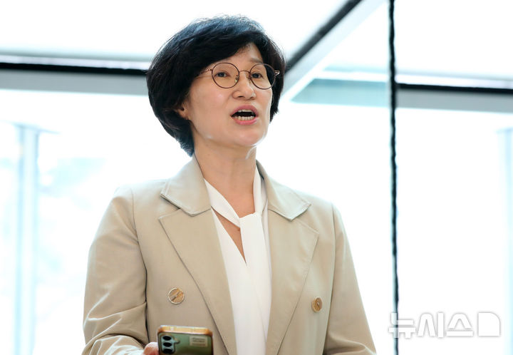 [서울=뉴시스] 김혜진 기자 = 원민경 여성가족부 장관 후보자가 지난달 18일 서울 서대문구 한국청소년활동진흥원에 마련된 인사청문회 준비 사무실로 출근하며 취재진 질문에 답변하고 있다. 2025.08.18. jini@newsis.com