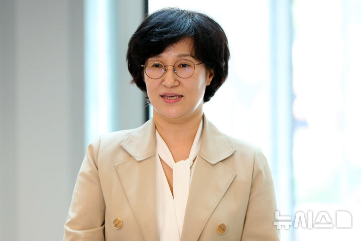 [서울=뉴시스] 김혜진 기자 = 원민경 여성가족부 장관 후보자가 지난달 18일 서울 서대문구 한국청소년활동진흥원에 마련된 인사청문회 준비 사무실로 출근하며 취재진 질문에 답변하고 있다. 2025.08.18. jini@newsis.com