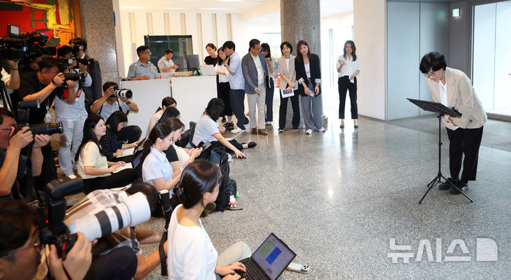 [서울=뉴시스] 김혜진 기자 = 원민경 여성가족부 장관 후보자가 18일 서울 서대문구 한국청소년활동진흥원에 마련된 인사청문회 준비 사무실로 출근하며 취재진에게 인사하고 있다. 2025.08.18. jini@newsis.com