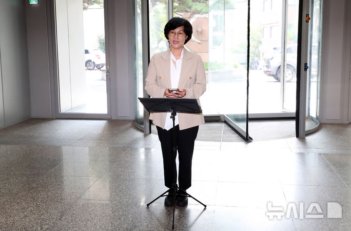 [서울=뉴시스] 김혜진 기자 = 원민경 여성가족부 장관 후보자가 18일 서울 서대문구 한국청소년활동진흥원에 마련된 인사청문회 준비 사무실로 출근하며 취재진 질문에 답변하고 있다. 2025.08.18. jini@newsis.com