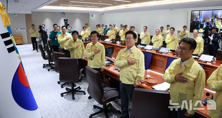 [서울=뉴시스] 고범준 기자 = 이재명 대통령이 18일 서울 용산 대통령실 청사에서 열린 제1회 을지국무회의 및 제37회 국무회의에서 국민의례를 하고 있다. (대통령실통신사진기자단) 2025.08.18. bjko@newsis.com