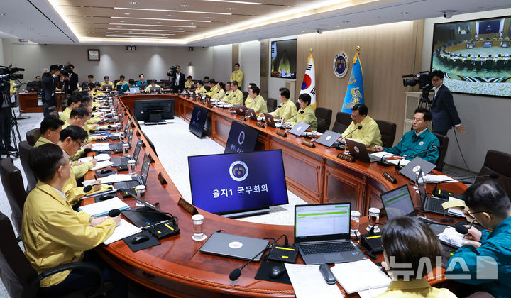 [서울=뉴시스] 고범준 기자 = 이재명 대통령이 18일 서울 용산 대통령실 청사에서 열린 제1회 을지국무회의 및 제37회 국무회의에서 발언하고 있다. (대통령실통신사진기자단) 2025.08.18. bjko@newsis.com