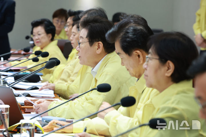 [서울=뉴시스] 고범준 기자 = 이재명 대통령이 18일 서울 용산 대통령실 청사에서 열린 제1회 을지국무회의 및 제37회 국무회의에서 발언하고 있다. (대통령실통신사진기자단) 2025.08.18. bjko@newsis.com