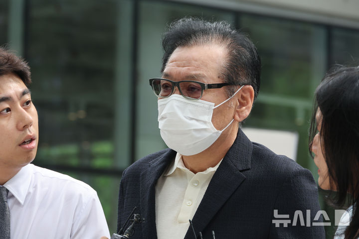 [서울=뉴시스] 김명원 기자 = 건진법사 전성배씨가 지난달 18일 오전 서울 종로구 KT 광화문빌딩 웨스트에 마련된 김건희 여사 의혹을 수사하는 민중기 특별검사 사무실에 도착해 들어서고 있다. 2025.08.18. kmx1105@newsis.com