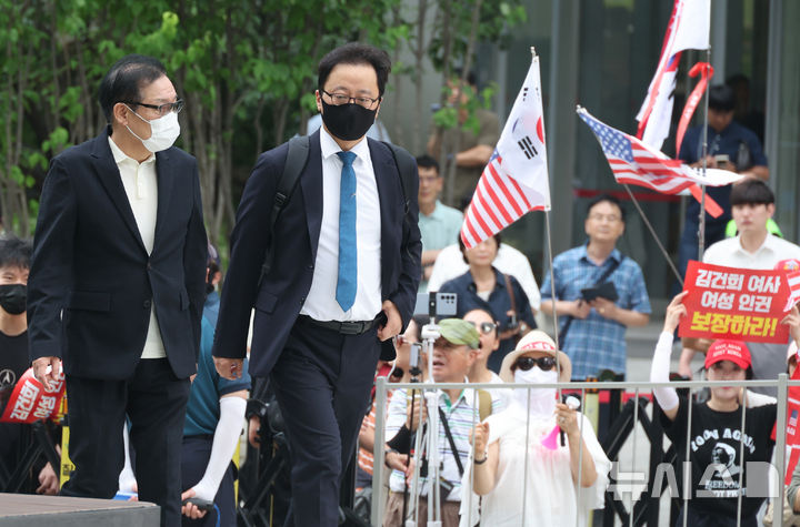 [서울=뉴시스] 김명원 기자 = 건진법사 전성배씨가 18일 오전 서울 종로구 KT 광화문빌딩 웨스트에 마련된 김건희 여사 의혹을 수사하는 민중기 특별검사 사무실에 도착해 들어서고 있다. 2025.08.18. kmx1105@newsis.com