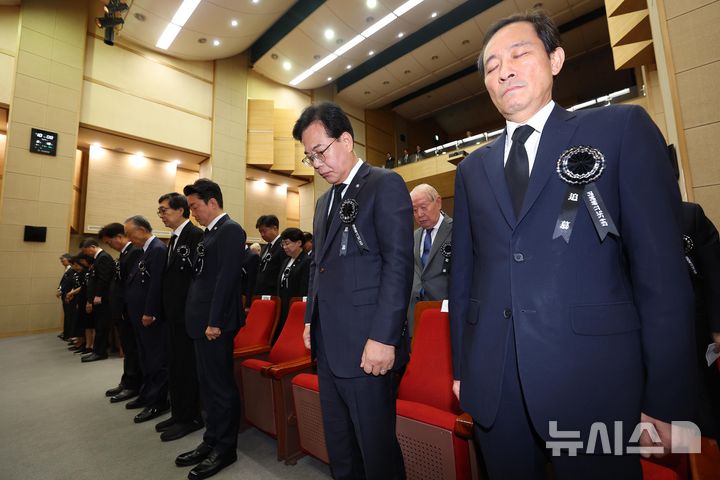 [서울=뉴시스] 김진아 기자 = 18일 서울 동작구 국립서울현충원 현충관에서 열린 고(故) 김대중 전 대통령 서거 16주기 추모식에서 참석자들이 묵념하고 있다. 왼쪽부터 우원식 국회의장, 권노갑 김대중재단 이사장, 김홍업 김대중평화센터 이사장, 강훈식 대통령비서실장, 송언석 국민의힘 비대위원장, 우상호 정무수석. (공동취재) 2025.08.18. photo@newsis.com