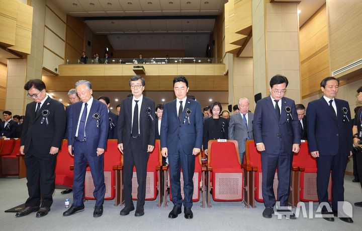 [서울=뉴시스] 김진아 기자 = 18일 서울 동작구 국립서울현충원 현충관에서 열린 고(故) 김대중 전 대통령 서거 16주기 추모식에서 참석자들이 묵념하고 있다. 왼쪽부터 우원식 국회의장, 권노갑 김대중재단 이사장, 김홍업 김대중평화센터 이사장, 강훈식 대통령비서실장, 송언석 국민의힘 비대위원장, 우상호 정무수석. (공동취재) 2025.08.18. photo@newsis.com