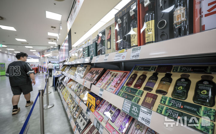 [서울=뉴시스] 정병혁 기자 = 추석 연휴를 앞두고 대형마트들이 이른 선물세트 사전예약을 시작한 가운데 18일 서울 중구 롯데마트 서울역점에 추석 선물세트가 진열되어 있다. 2025.08.18. jhope@newsis.com