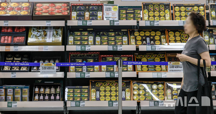 [서울=뉴시스] 정병혁 기자 = 추석 연휴를 앞두고 대형마트들이 이른 선물세트 사전예약을 시작한 가운데 18일 서울 중구 롯데마트 서울역점에 추석 선물세트가 진열되어 있다. 2025.08.18. jhope@newsis.com