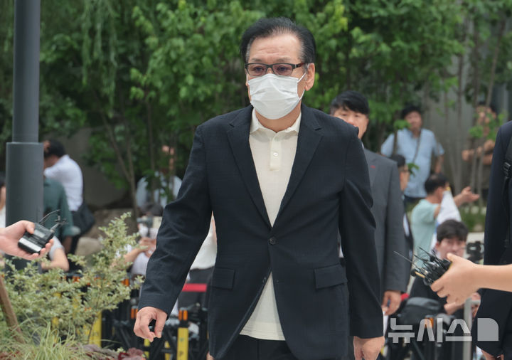 [서울=뉴시스] 김명원 기자 = ‘건진법사’ 전성배 씨가 18일 오전 서울 종로구 KT광화문빌딩 웨스트에 마련된 김건희 특검 사무실에 출석하고 있다. 이날 특검은 윤석열 전 대통령 부인 김건희 여사와 김 여사의 '집사'로 알려진 김예성 씨를 동시에 소환했다. (공동취재) 2025.08.18. photo@newsis.com