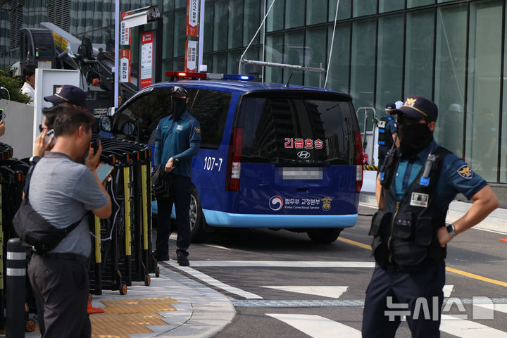[서울=뉴시스] 김명원 기자 = 구속된 김건희 여사를 태운 법무부 호송차가 18일 오전 김건희특검(특별검사 민중기) 사무실이 설치된 서울 종로구 KT광화문빌딩 웨스트에 도착하고 있다. 2025.08.18. kmx1105@newsis.com