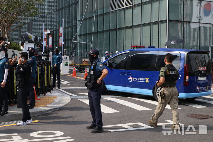 [서울=뉴시스] 김명원 기자 = 구속된 김건희 여사를 태운 법무부 호송차가 18일 오전 김건희특검(특별검사 민중기) 사무실이 설치된 서울 종로구 KT광화문빌딩 웨스트에 도착하고 있다. 2025.08.18. kmx1105@newsis.com