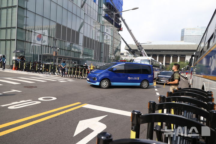 [서울=뉴시스] 김명원 기자 = 구속된 김건희 여사를 태운 법무부 호송차가 18일 오전 김건희특검(특별검사 민중기) 사무실이 설치된 서울 종로구 KT광화문빌딩 웨스트에 도착하고 있다. 2025.08.18. kmx1105@newsis.com