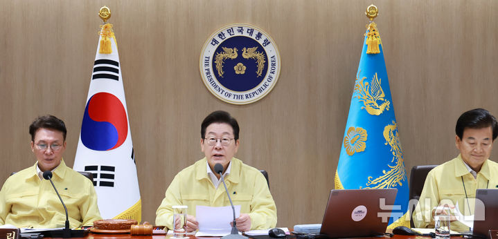 [서울=뉴시스] 고범준 기자 = 이재명 대통령이 18일 서울 용산 대통령실 청사에서 열린 제1회 을지국무회의 및 제37회 국무회의에서 발언하고 있다. (대통령실통신사진기자단) 2025.08.18. bjko@newsis.com