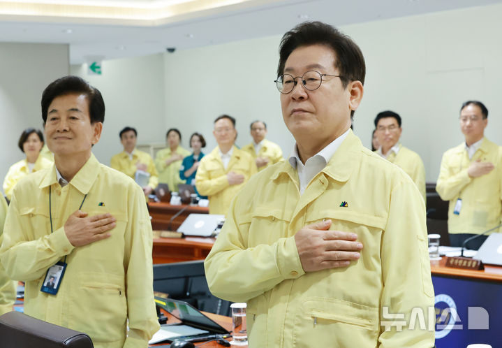 [서울=뉴시스] 고범준 기자 = 이재명 대통령이 18일 서울 용산 대통령실 청사에서 열린 제1회 을지국무회의 및 제37회 국무회의에서 국민의례를 하고 있다. (대통령실통신사진기자단) 2025.08.18. bjko@newsis.com