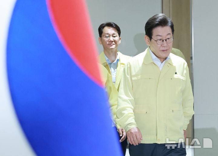 [서울=뉴시스] 고범준 기자 = 이재명 대통령이 18일 서울 용산 대통령실 청사에서 열린 제1회 을지국무회의 및 제37회 국무회의에 입장하고 있다. (대통령실통신사진기자단) 2025.08.18. bjko@newsis.com