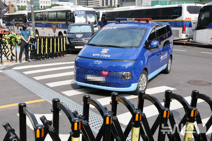 [서울=뉴시스] 김명원 기자 = 구속된 김건희 여사를 태운 법무부 호송차가 18일 오전 김건희특검(특별검사 민중기) 사무실이 설치된 서울 종로구 KT광화문빌딩 웨스트에 도착하고 있다. (공동취재) 2025.08.18. photo@newsis.com