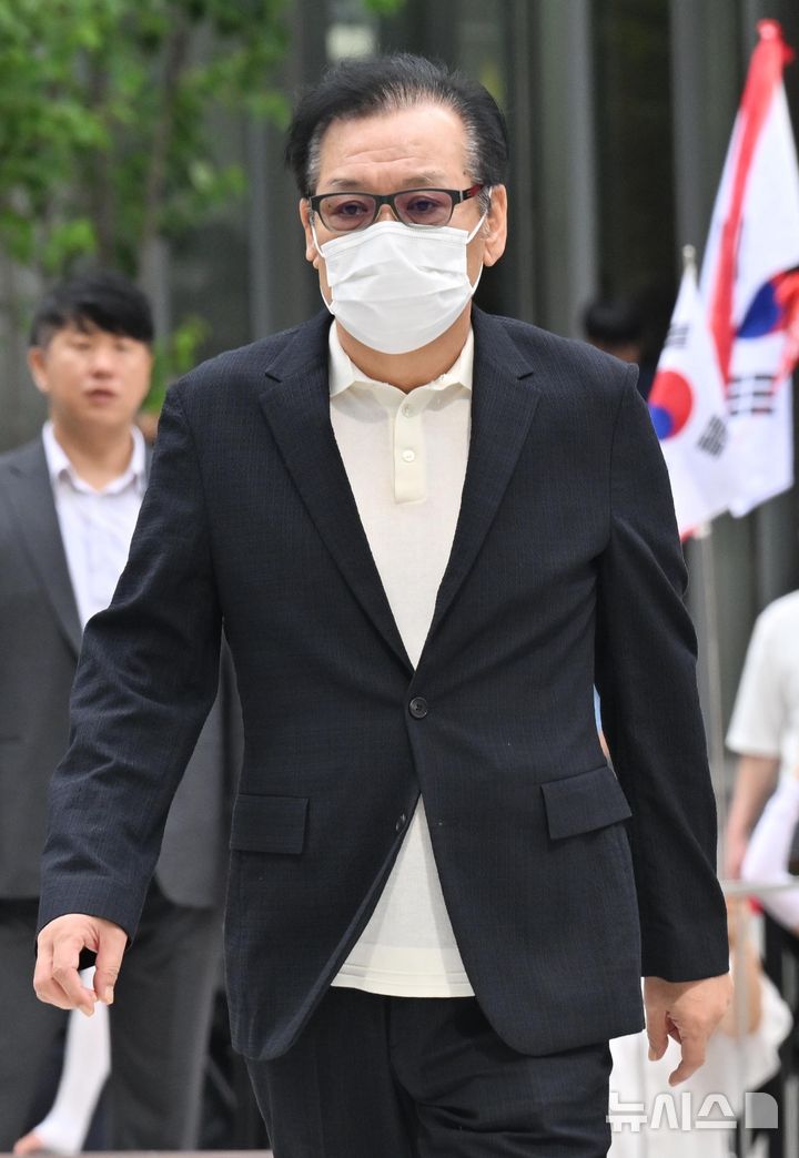 [서울=뉴시스] 김명원 기자 = ‘건진법사’ 전성배 씨가 18일 오전 서울 종로구 KT광화문빌딩 웨스트에 마련된 김건희 특검 사무실에 출석하고 있다. 이날 특검은 윤석열 전 대통령 부인 김건희 여사와 김 여사의 '집사'로 알려진 김예성 씨를 동시에 소환했다. (공동취재) 2025.08.18. photo@newsis.com