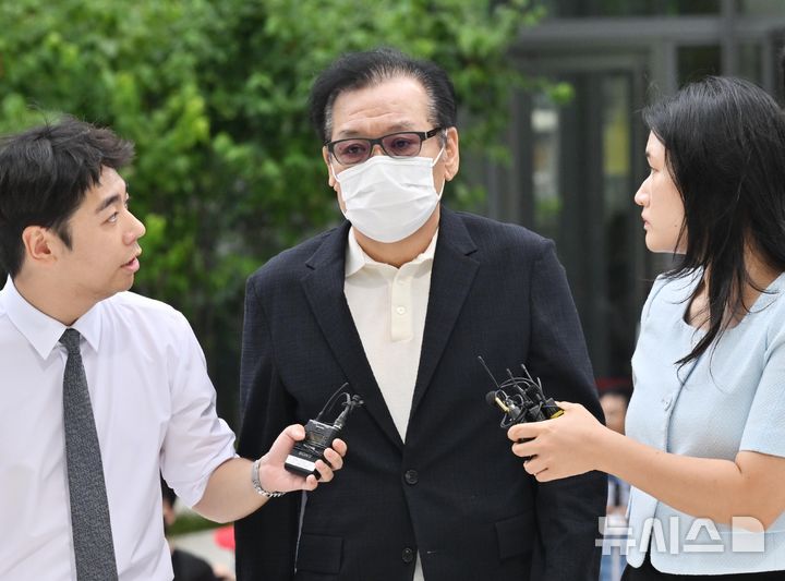 [서울=뉴시스] 김명원 기자 = ‘건진법사’ 전성배 씨가 18일 오전 서울 종로구 KT광화문빌딩 웨스트에 마련된 김건희 특검 사무실에 출석하고 있다. 이날 특검은 윤석열 전 대통령 부인 김건희 여사와 김 여사의 '집사'로 알려진 김예성 씨를 동시에 소환했다. (공동취재) 2025.08.18. photo@newsis.com