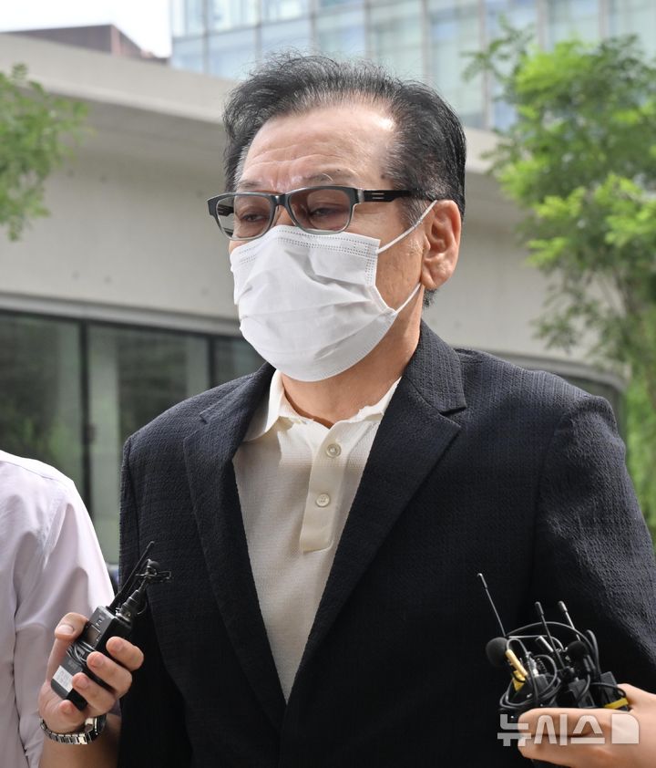 [서울=뉴시스] 김명원 기자 = ‘건진법사’ 전성배 씨가 18일 오전 서울 종로구 KT광화문빌딩 웨스트에 마련된 김건희 특검 사무실에 출석하고 있다. 이날 특검은 윤석열 전 대통령 부인 김건희 여사와 김 여사의 '집사'로 알려진 김예성 씨를 동시에 소환했다. (공동취재) 2025.08.18. photo@newsis.com