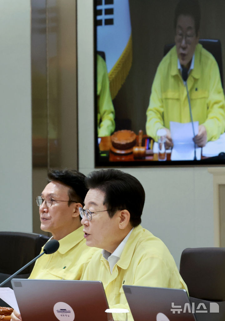 [서울=뉴시스] 고범준 기자 = 이재명 대통령이 18일 서울 용산 대통령실 청사에서 열린 제1회 을지국무회의 및 제37회 국무회의에서 발언하고 있다. (대통령실통신사진기자단) 2025.08.18. bjko@newsis.com