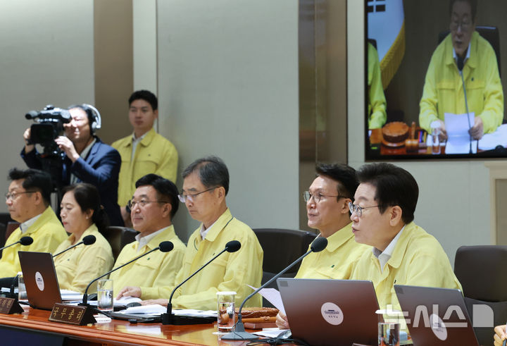 [서울=뉴시스] 고범준 기자 = 이재명 대통령이 18일 서울 용산 대통령실 청사에서 열린 제1회 을지국무회의 및 제37회 국무회의에서 발언하고 있다. (대통령실통신사진기자단) 2025.08.18. bjko@newsis.com