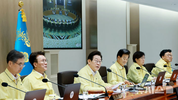 [서울=뉴시스] 고범준 기자 = 이재명 대통령이 18일 서울 용산 대통령실 청사에서 열린 제1회 을지국무회의 및 제37회 국무회의에서 발언하고 있다. (대통령실통신사진기자단) 2025.08.18. bjko@newsis.com