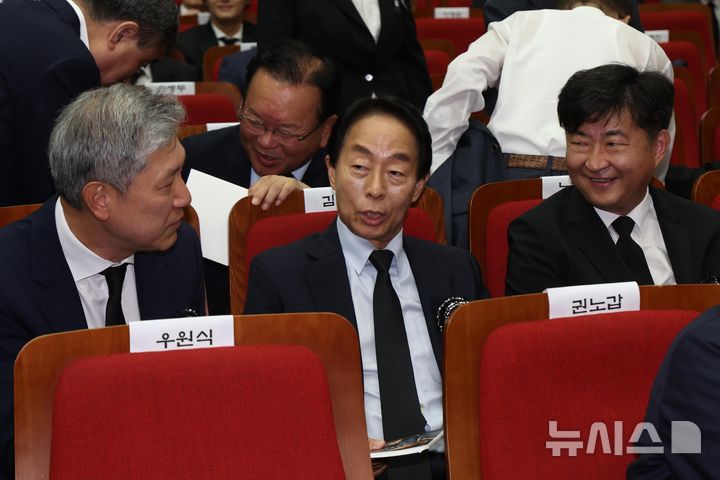 [서울=뉴시스] 김진아 기자 = 노태우 전 대통령 아들 노재헌 씨(왼쪽부터), 김영삼 전 대통령 아들 김현철 씨, 노무현 전 대통령 아들 노건호 씨가 18일 오전 서울 동작구 국립서울현충원 현충관에서 열린 김대중 대통령 서거 16주기 추모식에서 대화를 나누고 있다. (공동취재) 2025.08.18. photo@newsis.com