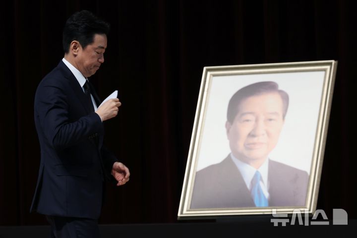 [서울=뉴시스] 김진아 기자 = 강훈식 대통령실 비서실장이 18일 오전 서울 동작구 국립서울현충원 현충관에서 열린 김대중 대통령 서거 16주기 추모식에서 이재명 대통령의 추모사를 대독하기 위해 이동하고 있다. (공동취재) 2025.08.18. photo@newsis.com