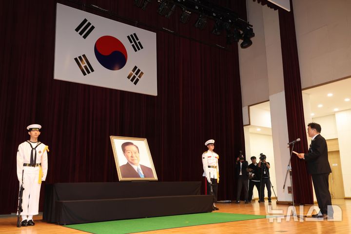 [서울=뉴시스] 김진아 기자 = 우원식 국회의장이 18일 오전 서울 동작구 국립서울현충원 현충관에서 열린 김대중 대통령 서거 16주기 추모식에서 추모사를 하고 있다. (공동취재) 2025.08.18. photo@newsis.com